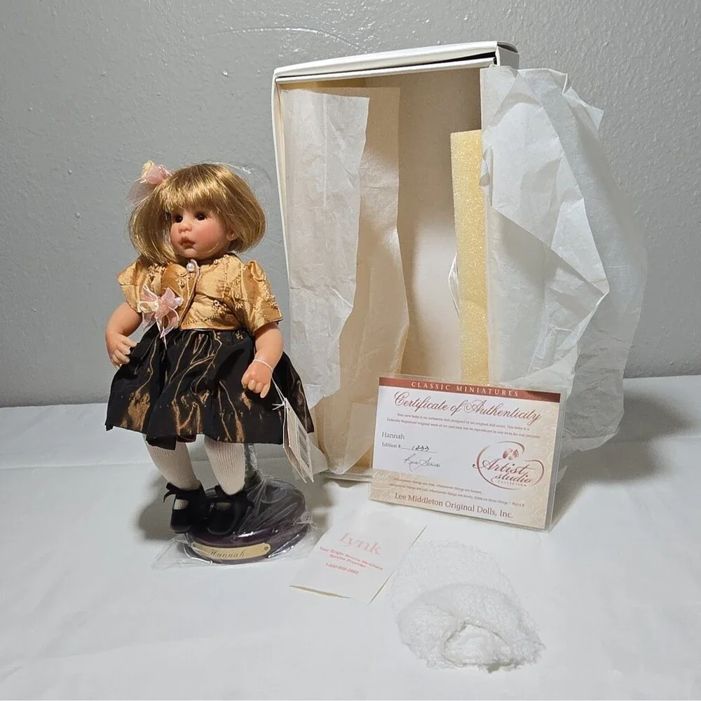 Lee Middleton Artist Studio Collection Hannah Doll Reva Schick w/ Stand COA #123